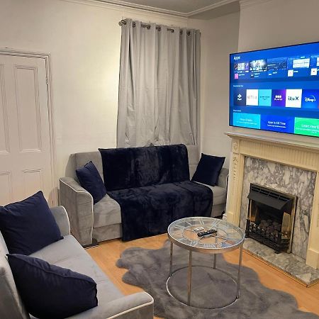 3 Bedrooms Comfortable Home With Jacuzzi Hot Tub Sleeps 10 Leicester Dış mekan fotoğraf