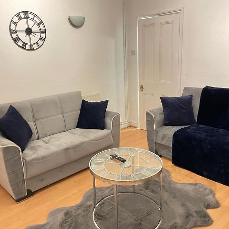 3 Bedrooms Comfortable Home With Jacuzzi Hot Tub Sleeps 10 Leicester Dış mekan fotoğraf