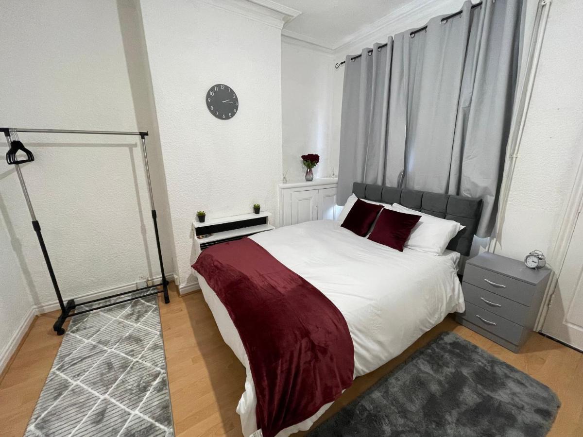 3 Bedrooms Comfortable Home With Jacuzzi Hot Tub Sleeps 10 Leicester Dış mekan fotoğraf