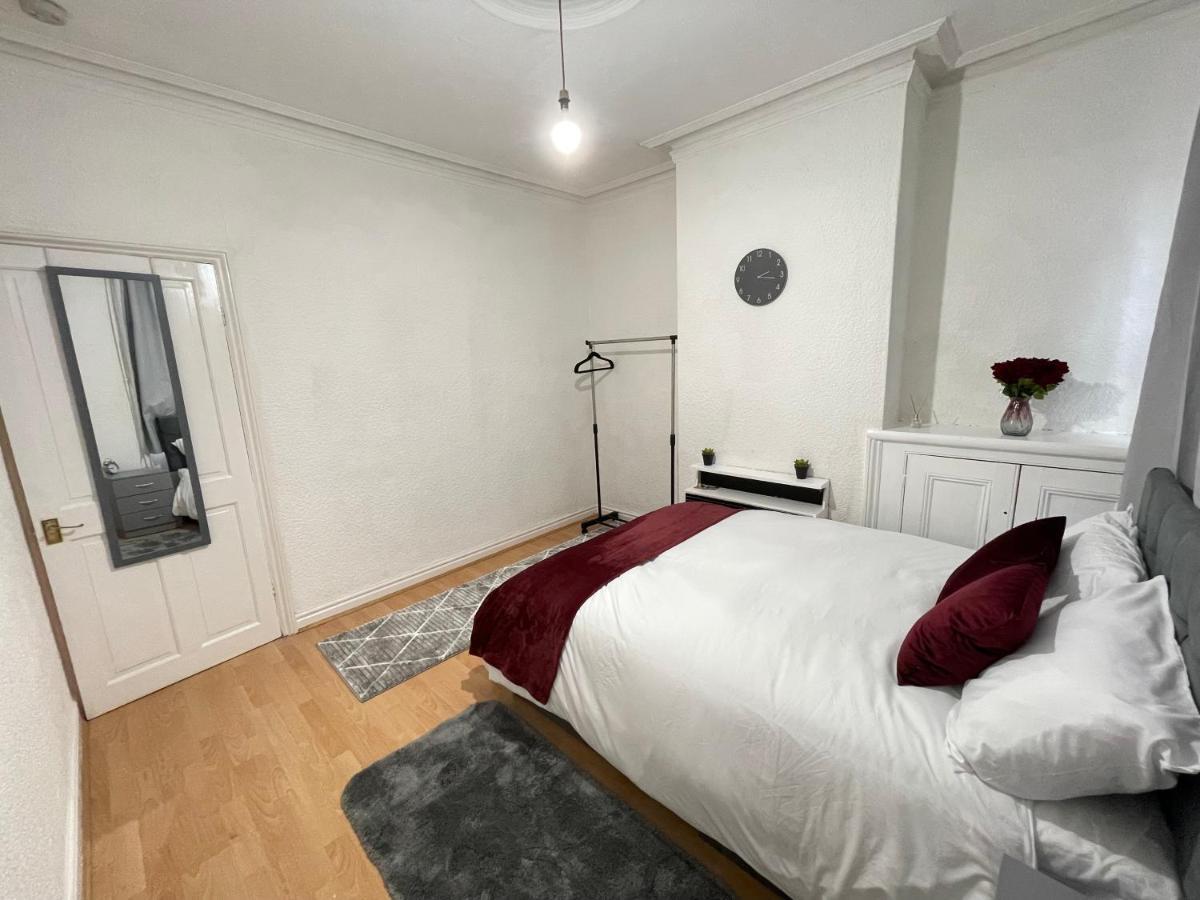 3 Bedrooms Comfortable Home With Jacuzzi Hot Tub Sleeps 10 Leicester Dış mekan fotoğraf