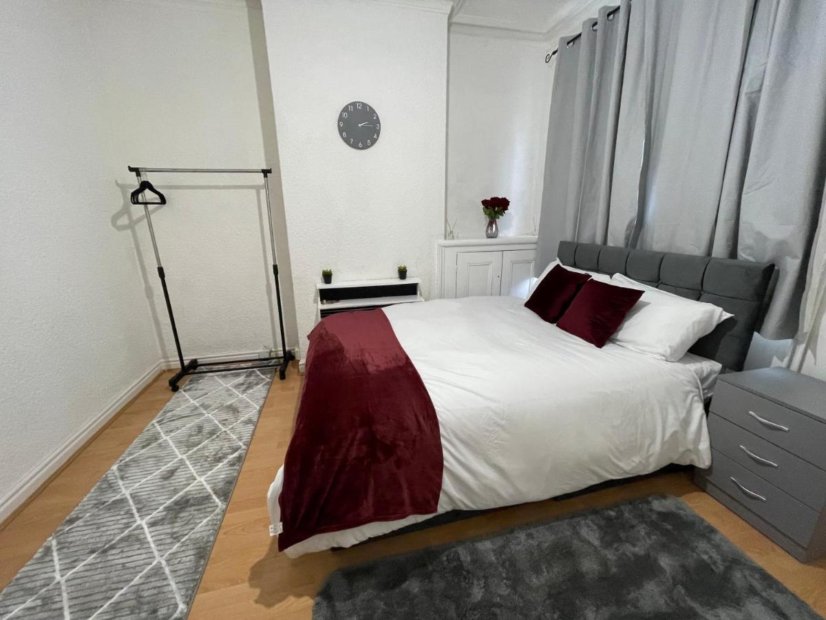 3 Bedrooms Comfortable Home With Jacuzzi Hot Tub Sleeps 10 Leicester Dış mekan fotoğraf